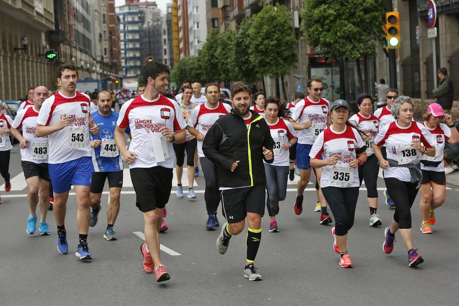 850 personas se sumaron a esta inciativa solidaria organizada por el Centro Comunitario de Sangre y Tejidos de Asturias, con el patrocinio de la Fundación EdP y la colaboración del Ayuntamiento de Gijón, la Dirección General de Deportes y EL COMERCIO