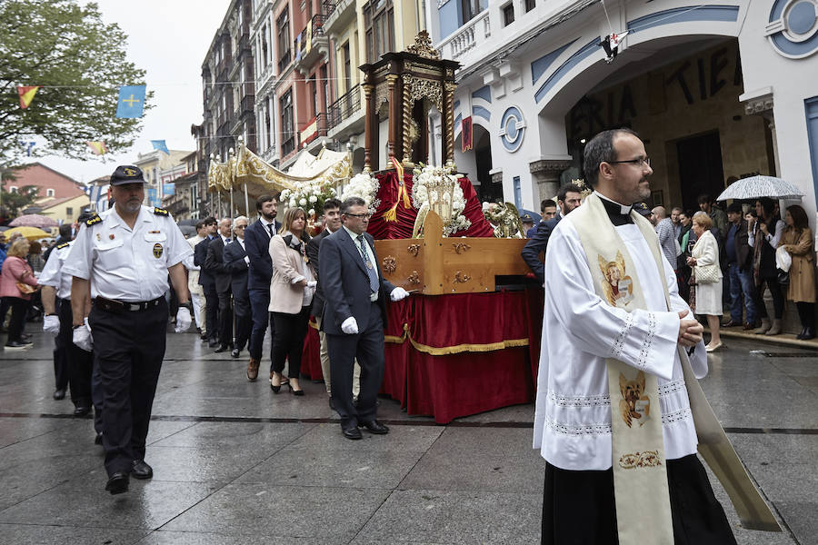 La fina lluvia obligó a recortar el recorrido por las calles del centro de la ciudad