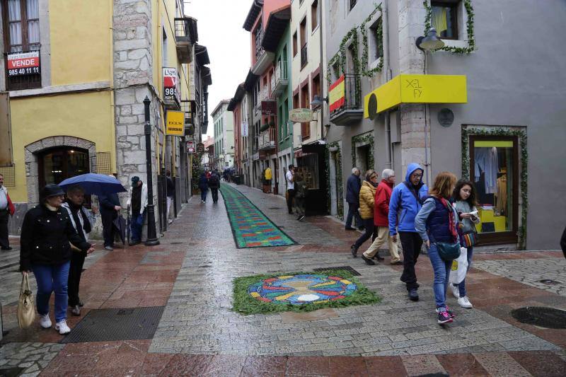 La localidad cambió las flores por serrín y arena a causa del tiempo y Villamayor pujó por los tradicionales ramos y un gallo.