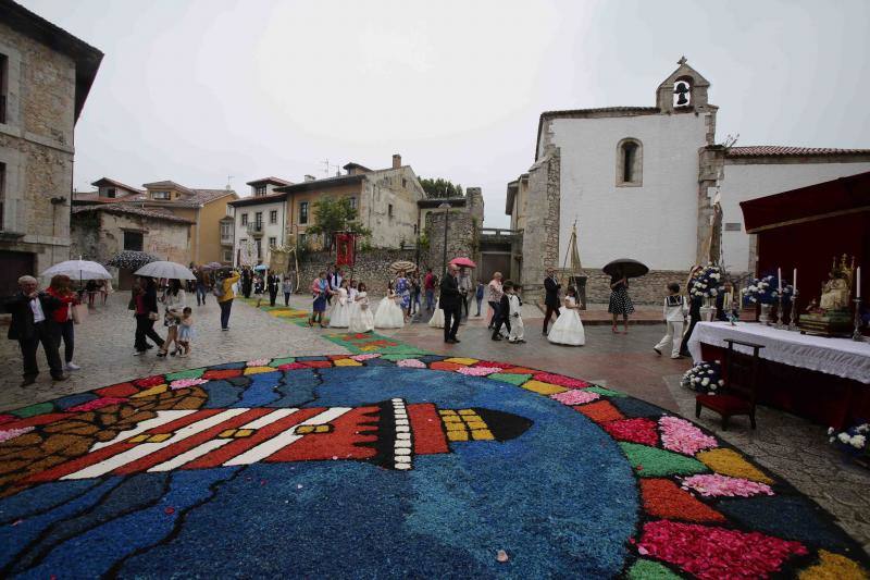 La localidad cambió las flores por serrín y arena a causa del tiempo y Villamayor pujó por los tradicionales ramos y un gallo.