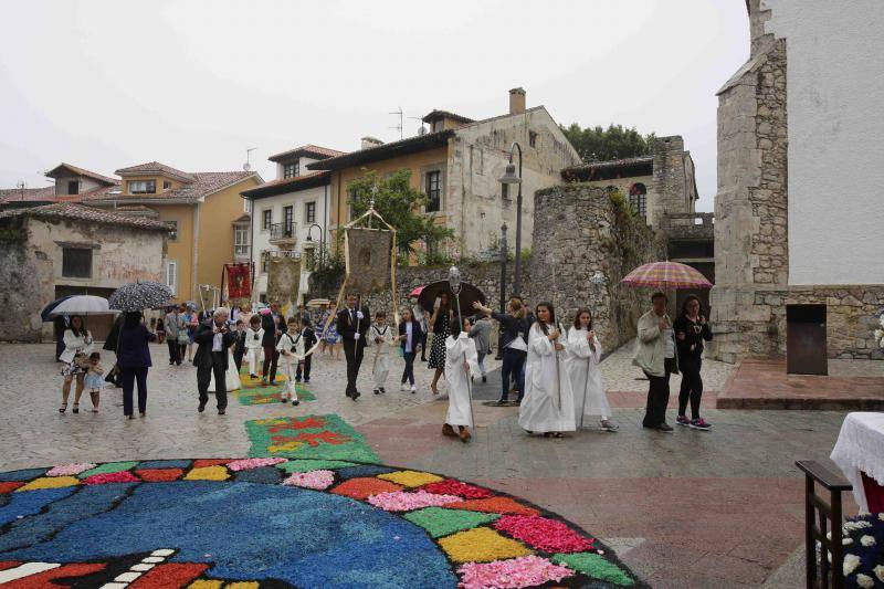 La localidad cambió las flores por serrín y arena a causa del tiempo y Villamayor pujó por los tradicionales ramos y un gallo.