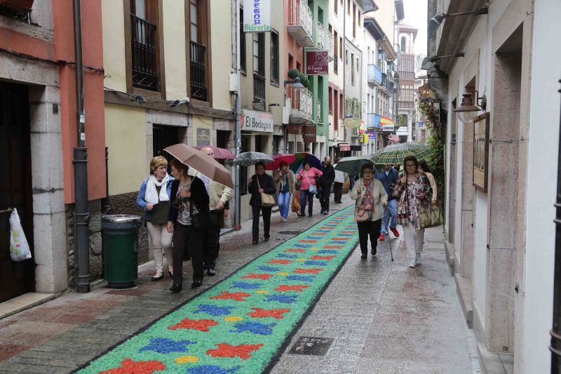 La localidad cambió las flores por serrín y arena a causa del tiempo y Villamayor pujó por los tradicionales ramos y un gallo.