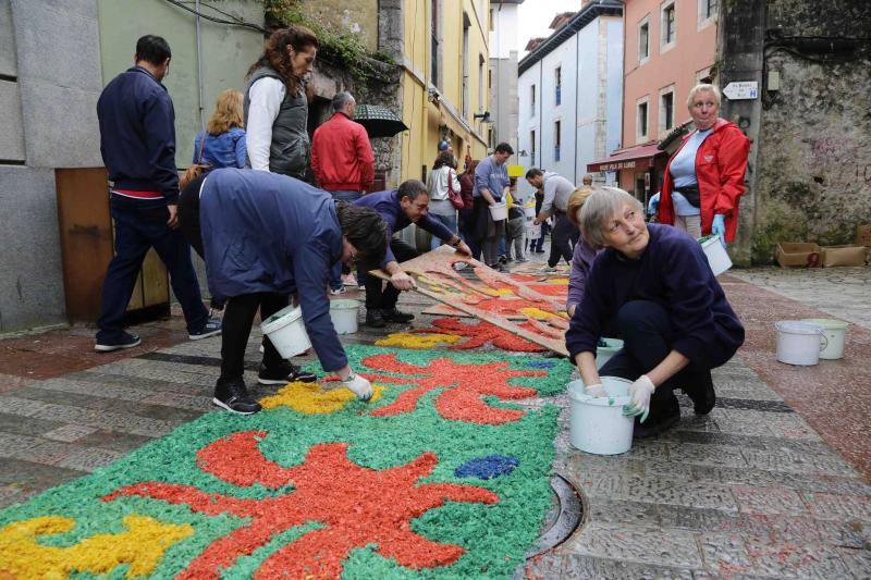 La localidad cambió las flores por serrín y arena a causa del tiempo y Villamayor pujó por los tradicionales ramos y un gallo.