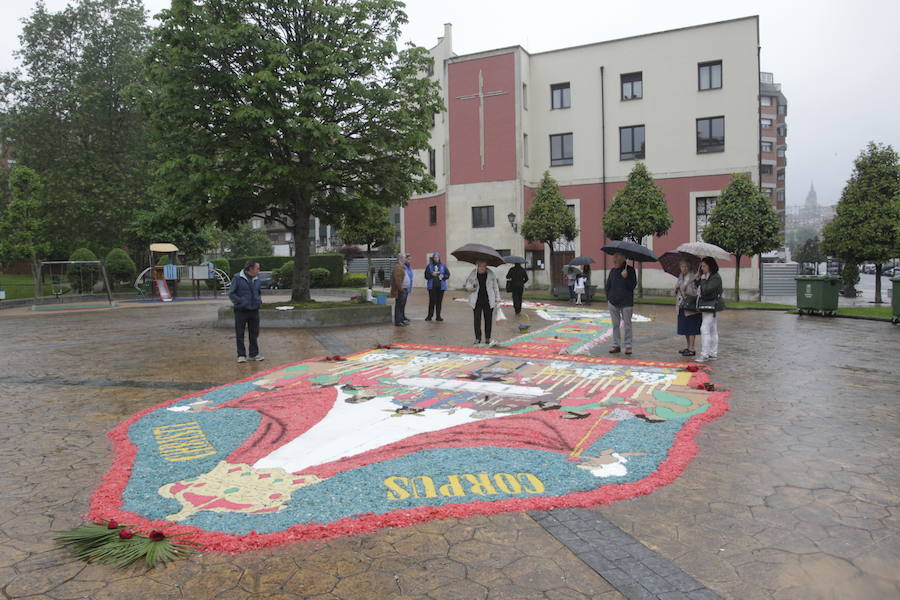 La climatología no acompañó a la capital asturiana pero, a pesar de la lluvia, la misa presidida por el deán llenó la Catedral.