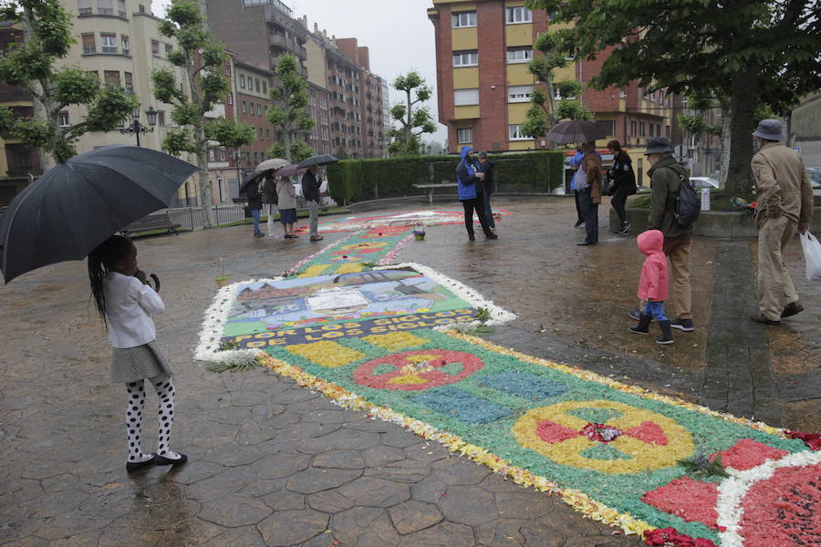 La climatología no acompañó a la capital asturiana pero, a pesar de la lluvia, la misa presidida por el deán llenó la Catedral.