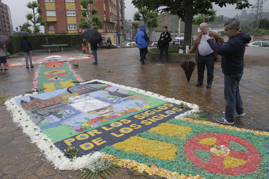 La climatología no acompañó a la capital asturiana pero, a pesar de la lluvia, la misa presidida por el deán llenó la Catedral.