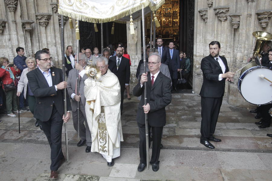 La climatología no acompañó a la capital asturiana pero, a pesar de la lluvia, la misa presidida por el deán llenó la Catedral.