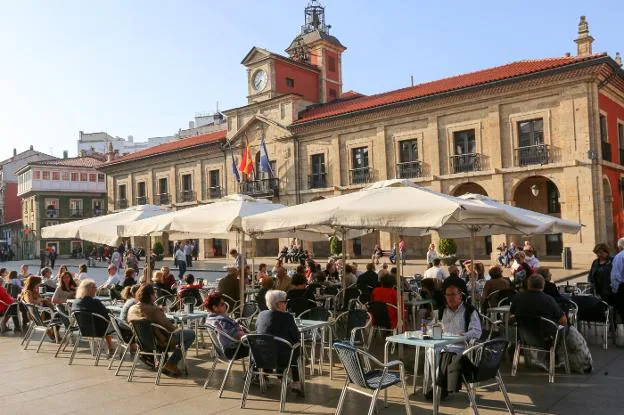 La plaza de España sigue siendo uno de los lugares emblemáticos de Avilés en cuanto a terrazas. 