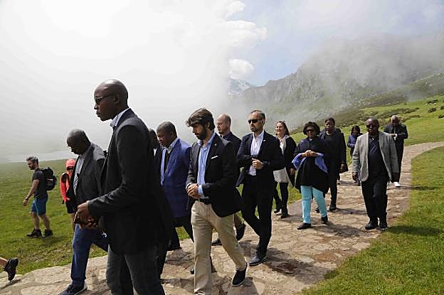 El presidente angoleño, de chaqueta azul entre los guardaespaldas, por el lago Ercina . 