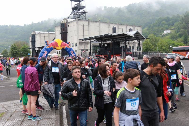 Gran éxito de la marcha popular entre los museos MUMI y Pozo Sotón a través del paseo fluvial.