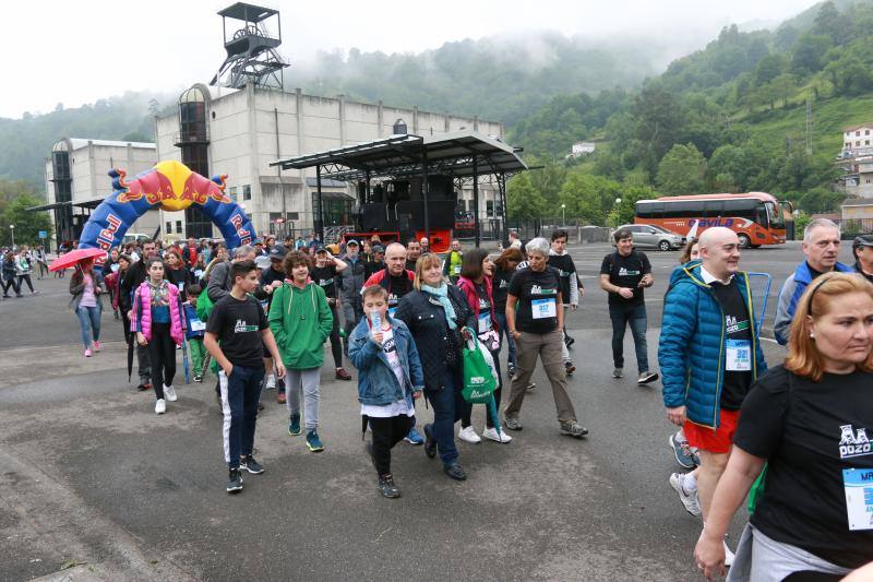 Gran éxito de la marcha popular entre los museos MUMI y Pozo Sotón a través del paseo fluvial.