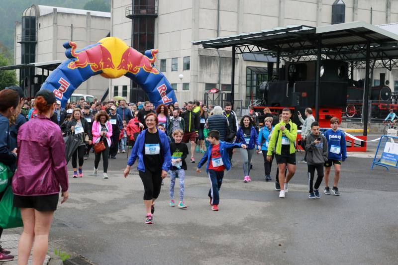 Gran éxito de la marcha popular entre los museos MUMI y Pozo Sotón a través del paseo fluvial.