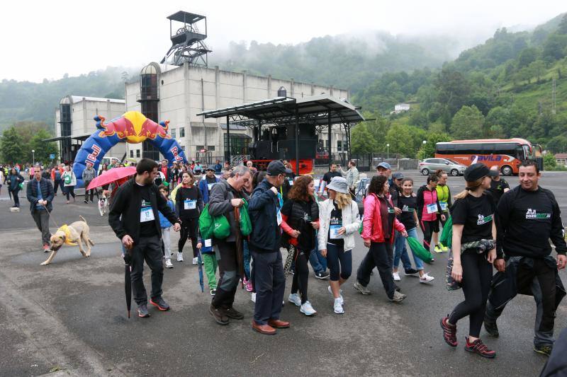 Gran éxito de la marcha popular entre los museos MUMI y Pozo Sotón a través del paseo fluvial.