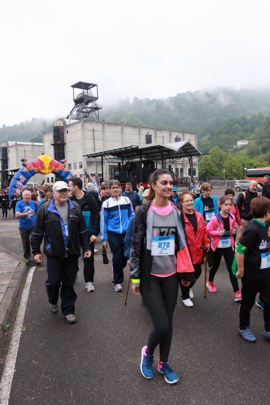 Gran éxito de la marcha popular entre los museos MUMI y Pozo Sotón a través del paseo fluvial.