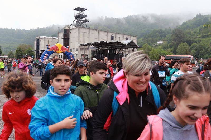 Gran éxito de la marcha popular entre los museos MUMI y Pozo Sotón a través del paseo fluvial.