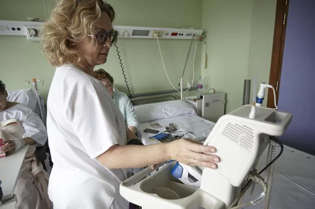 Tomar la tensión de los pacientes es uno de los trabajos de enfermería. 