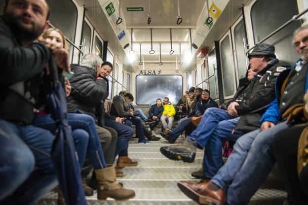 Turistas en el funicular de Bulnes este febrero, en uno de los días de poca afluencia por el tiempo. 