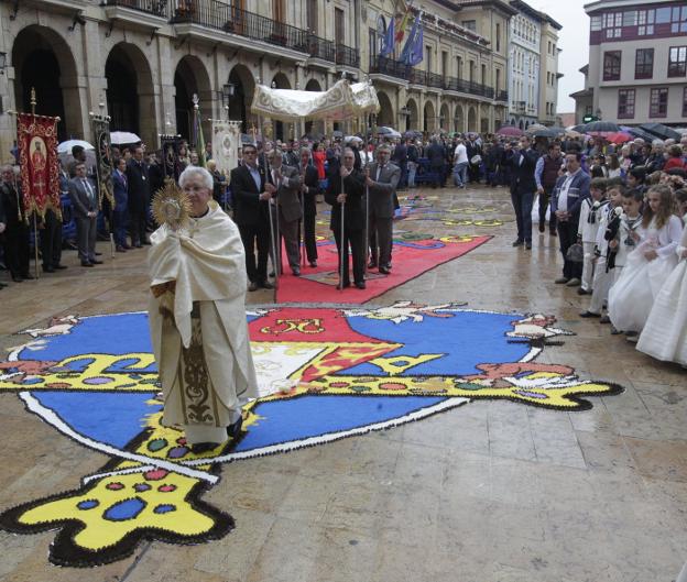 El deán pisa la alfombra a la Santina a la entrada de la iglesia de San Isidoro El Real. 