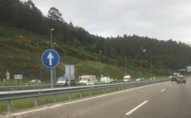 Agentes de la Guardia Civil y sanitarios en el lugar del accidente.