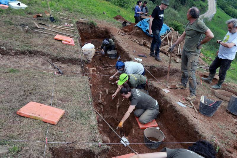 El siguiente paso a seguir será cotejar las muestras de ADN de los huesos hallados con las aportadas por los familiares de los republicanos ejecutados.