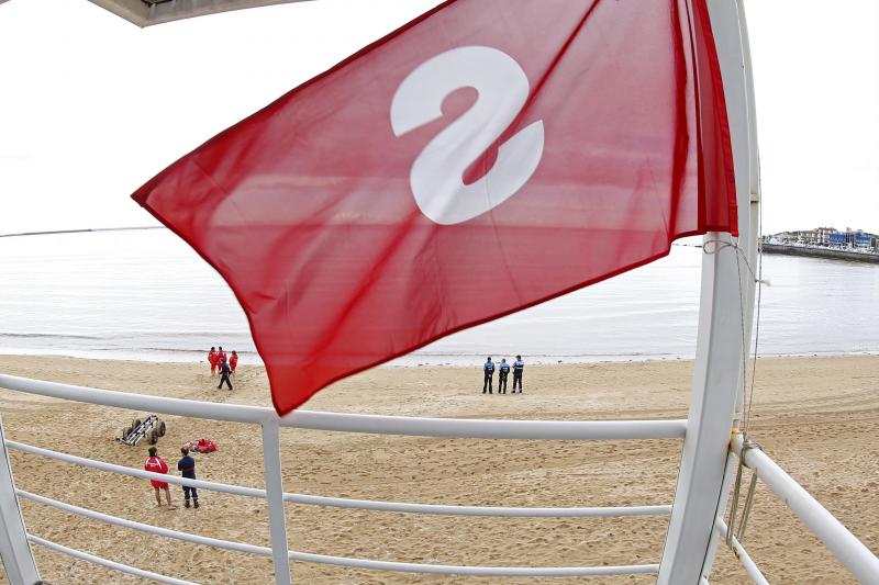 Policía y bomberos de Gijón han recogido muestras en el arenal para su análisis en el laboratorio de la EMA