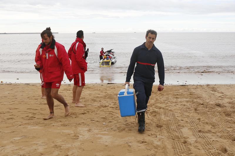 Policía y bomberos de Gijón han recogido muestras en el arenal para su análisis en el laboratorio de la EMA