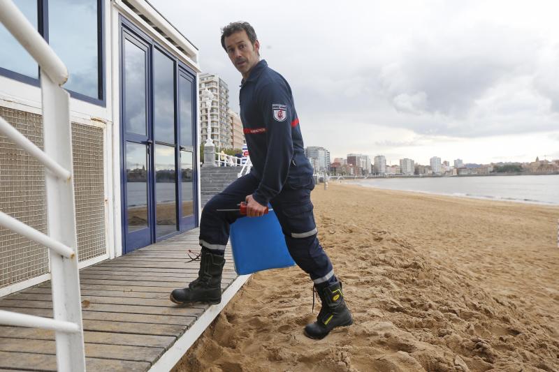 Policía y bomberos de Gijón han recogido muestras en el arenal para su análisis en el laboratorio de la EMA