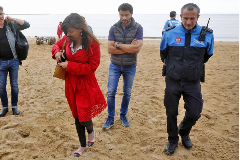 Policía y bomberos de Gijón han recogido muestras en el arenal para su análisis en el laboratorio de la EMA