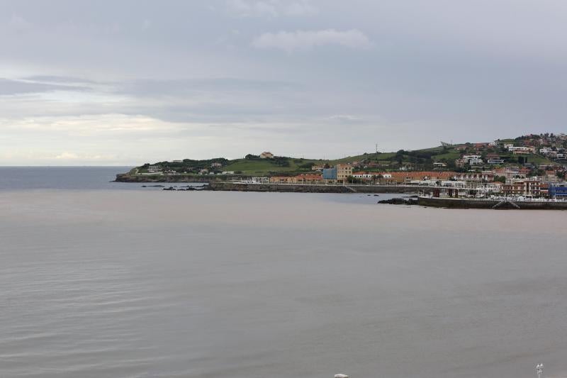 Policía y bomberos de Gijón han recogido muestras en el arenal para su análisis en el laboratorio de la EMA