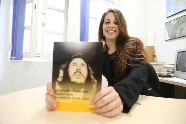 Marta García Sarabia, con el libro sobre el musical. 
