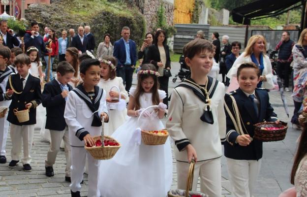 Los niños que recibieron la Primera Comunión, en la procesión. :: A. G.-O.