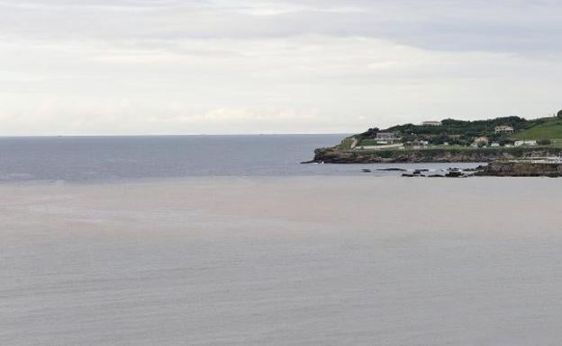 Una nueva marea de suciedad obliga a prohibir el baño en toda la playa de San Lorenzo