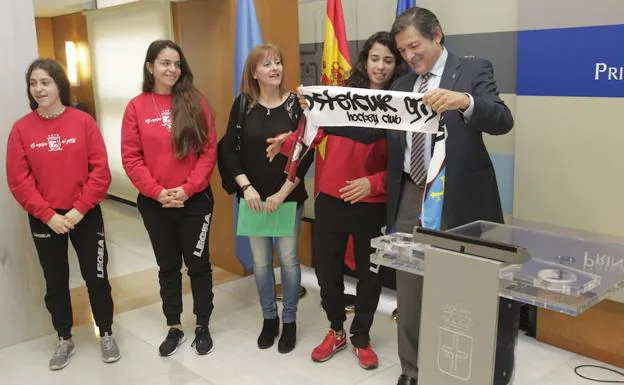 Javier Fernández recibe la bufanda del Hostelcur.