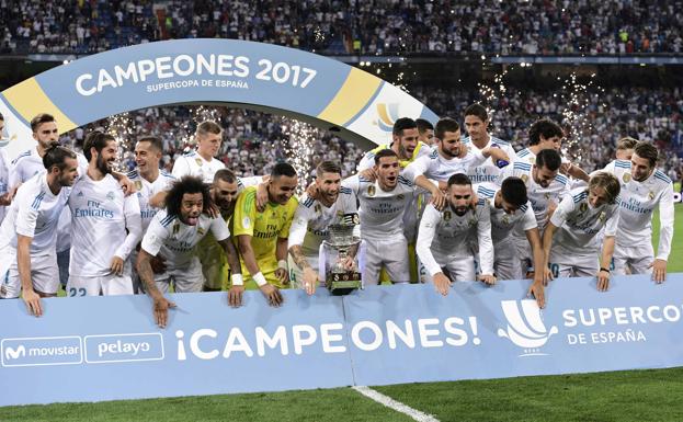 Los jugadores del Real Madrid celebran el título de la última Supercopa.