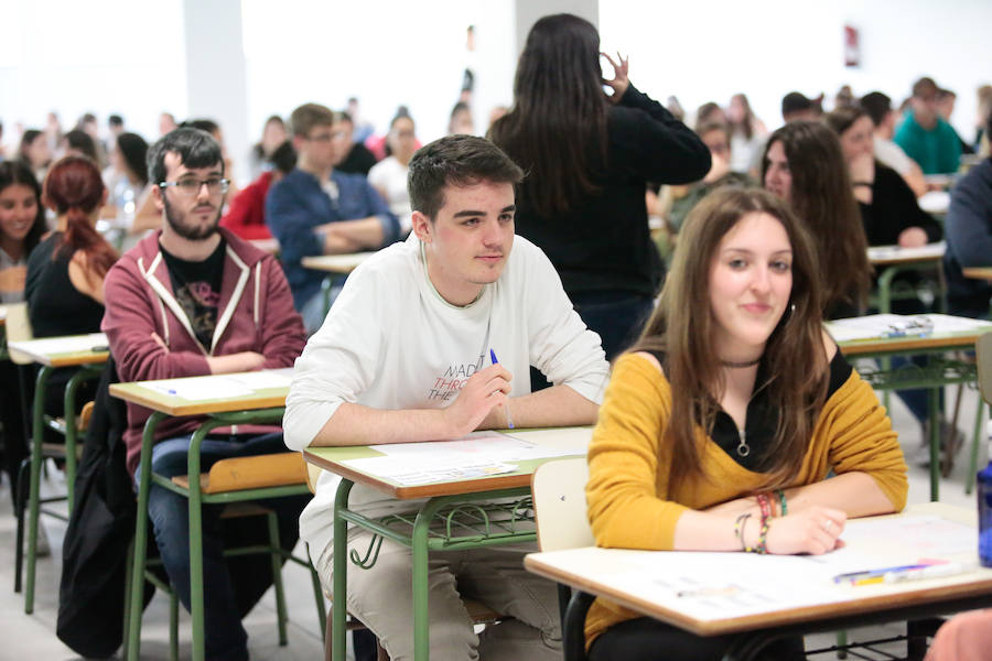 La Evaluación de Bachillerato para el Acceso a la Universidad (EBAU) se desarrolla en el Principado entre nervios, apuntes y repasos de última hora. Los alumnos que se enfrentan a la prueba son conscientes de que estos exámenes marcarán su futuro educativo