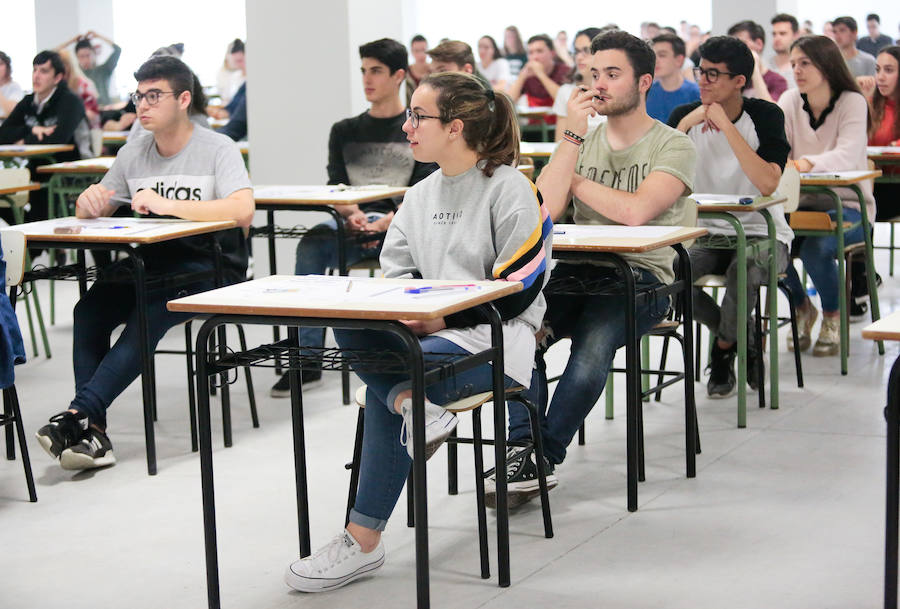 La Evaluación de Bachillerato para el Acceso a la Universidad (EBAU) se desarrolla en el Principado entre nervios, apuntes y repasos de última hora. Los alumnos que se enfrentan a la prueba son conscientes de que estos exámenes marcarán su futuro educativo