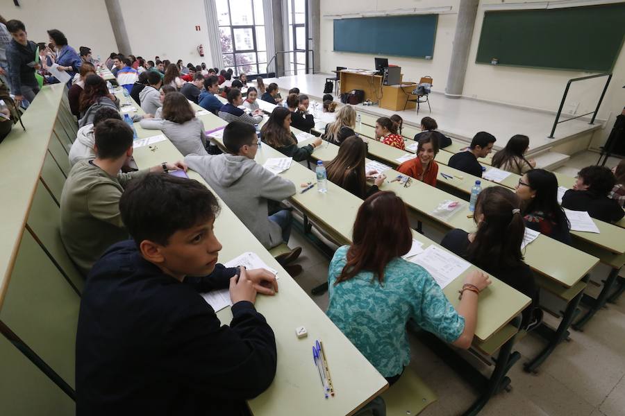 La Evaluación de Bachillerato para el Acceso a la Universidad (EBAU) se desarrolla en el Principado entre nervios, apuntes y repasos de última hora. Los alumnos que se enfrentan a la prueba son conscientes de que estos exámenes marcarán su futuro educativo