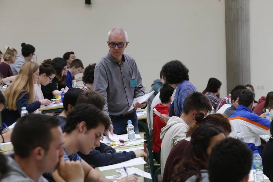 La Evaluación de Bachillerato para el Acceso a la Universidad (EBAU) se desarrolla en el Principado entre nervios, apuntes y repasos de última hora. Los alumnos que se enfrentan a la prueba son conscientes de que estos exámenes marcarán su futuro educativo
