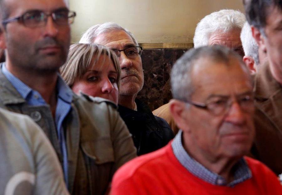 Decenas de familiares, amigos y destacados dirigentes de CC OO e IU de Asturias han dado su último adiós al sindicalista y exconcejal ovetense Emilio Huerta, 'Triqui', fallecido a los 73 años a causa de un cáncer. El secretario general del sindicato, José Manuel Zapico, y el exsecretario general de la coalición Gerardo Iglesias son algunos de los que han dedicado unas últimas palabras en el acto de despedida celebrado en el tanatorio de Los Arenales. 