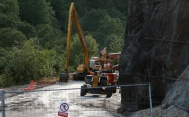 Los operarios despejan la carretera y retiran todas las rocas del argayo de Anzó
