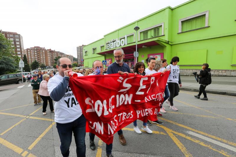 Varias decenas de trabajadores del antiguo economato de Llaranes, vecinos de la zona, sindicatos y representantes políticos se han manifestado esta mañana en defensa de los puestos de trabajo del supermercado.