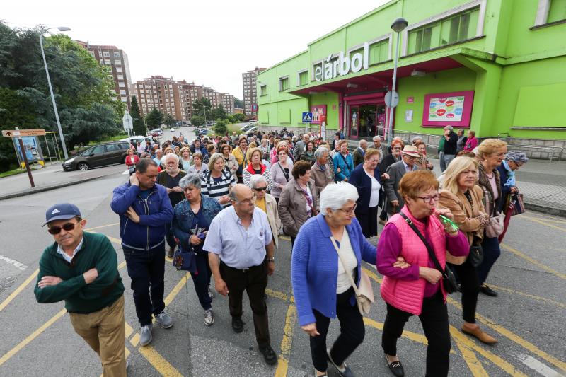 Varias decenas de trabajadores del antiguo economato de Llaranes, vecinos de la zona, sindicatos y representantes políticos se han manifestado esta mañana en defensa de los puestos de trabajo del supermercado.