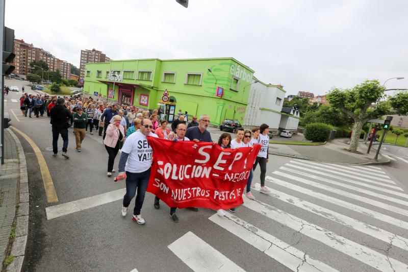 Varias decenas de trabajadores del antiguo economato de Llaranes, vecinos de la zona, sindicatos y representantes políticos se han manifestado esta mañana en defensa de los puestos de trabajo del supermercado.