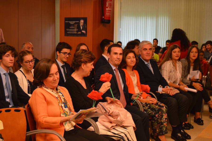 Emotivo homenaje póstumo a Aurelio Menéndez en el colegio público ibiense que lleva su nombre. Alumnos y vecinos arroparon a sus familiares, que descubrieron una placa conmemorativa en el centro y asistieron a un acto en el que Teresa Sanjurjo, directora de la Fundación Princesa de Asturias y el rector, Santiago García Granda, ensalzaron su figura. 