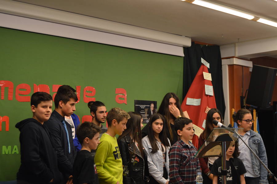 Emotivo homenaje póstumo a Aurelio Menéndez en el colegio público ibiense que lleva su nombre. Alumnos y vecinos arroparon a sus familiares, que descubrieron una placa conmemorativa en el centro y asistieron a un acto en el que Teresa Sanjurjo, directora de la Fundación Princesa de Asturias y el rector, Santiago García Granda, ensalzaron su figura. 