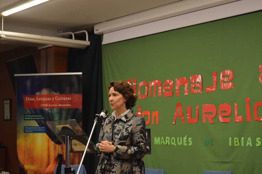 Emotivo homenaje póstumo a Aurelio Menéndez en el colegio público ibiense que lleva su nombre. Alumnos y vecinos arroparon a sus familiares, que descubrieron una placa conmemorativa en el centro y asistieron a un acto en el que Teresa Sanjurjo, directora de la Fundación Princesa de Asturias y el rector, Santiago García Granda, ensalzaron su figura. 