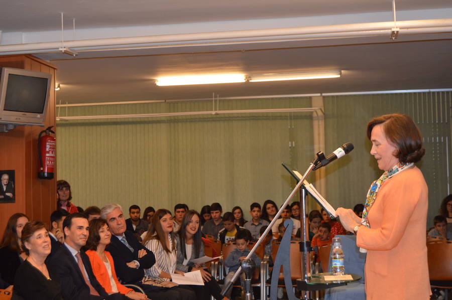 Emotivo homenaje póstumo a Aurelio Menéndez en el colegio público ibiense que lleva su nombre. Alumnos y vecinos arroparon a sus familiares, que descubrieron una placa conmemorativa en el centro y asistieron a un acto en el que Teresa Sanjurjo, directora de la Fundación Princesa de Asturias y el rector, Santiago García Granda, ensalzaron su figura. 