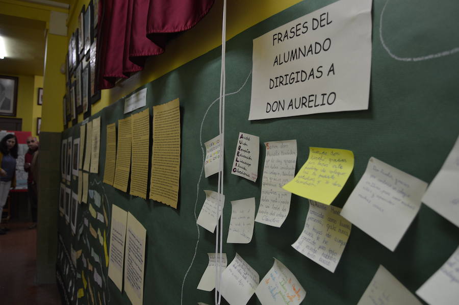 Emotivo homenaje póstumo a Aurelio Menéndez en el colegio público ibiense que lleva su nombre. Alumnos y vecinos arroparon a sus familiares, que descubrieron una placa conmemorativa en el centro y asistieron a un acto en el que Teresa Sanjurjo, directora de la Fundación Princesa de Asturias y el rector, Santiago García Granda, ensalzaron su figura. 