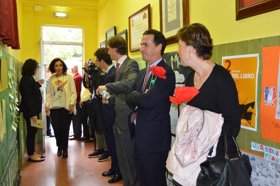 Emotivo homenaje póstumo a Aurelio Menéndez en el colegio público ibiense que lleva su nombre. Alumnos y vecinos arroparon a sus familiares, que descubrieron una placa conmemorativa en el centro y asistieron a un acto en el que Teresa Sanjurjo, directora de la Fundación Princesa de Asturias y el rector, Santiago García Granda, ensalzaron su figura. 