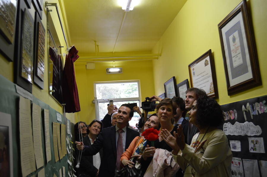 Emotivo homenaje póstumo a Aurelio Menéndez en el colegio público ibiense que lleva su nombre. Alumnos y vecinos arroparon a sus familiares, que descubrieron una placa conmemorativa en el centro y asistieron a un acto en el que Teresa Sanjurjo, directora de la Fundación Princesa de Asturias y el rector, Santiago García Granda, ensalzaron su figura. 